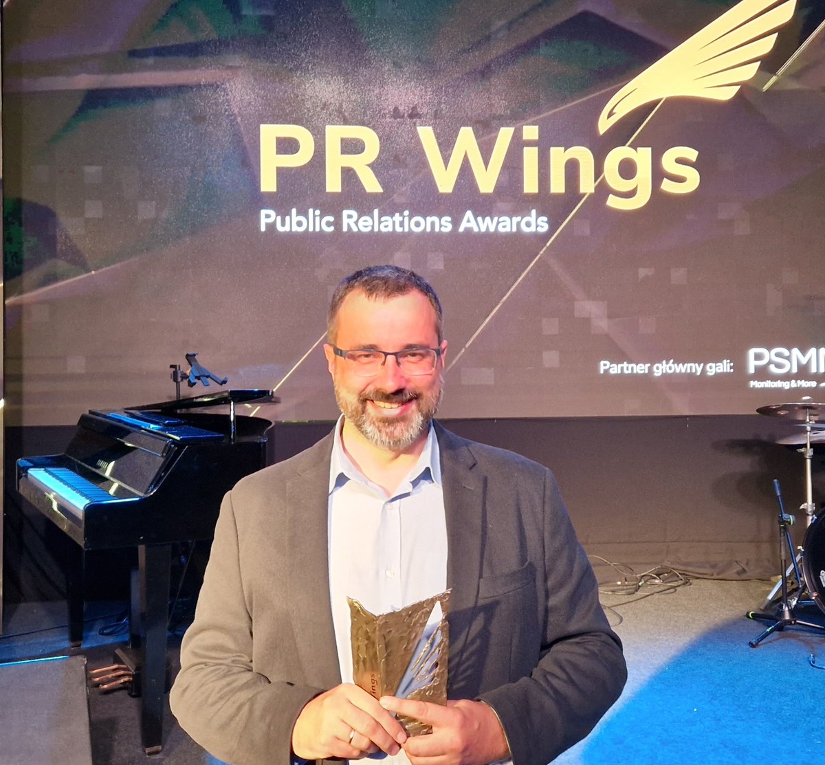 przybylskipp's tweet photo. Nagroda i dwa wyróżnienia dla #CreditAgricole w konkursie #PRWings na zakończenie pierwszego dnia @kongrespr1. Dziękuję, to był bardzo udany wieczór :) | #KongresPR https://t.co/PNCTSAOgnq