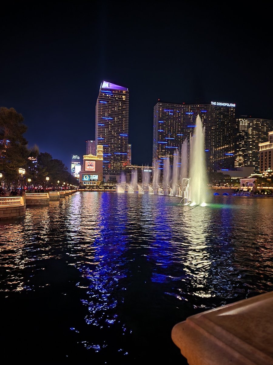 CarbunclePlush's tweet photo. i got a big coin counting to 21 at oceans eleven! the huge fountain event was so pretty and intense. streets are so busy, it was almost overwhelming to try and get around but i saw so many superheroes! i am very tired and drank many waters, time for a big cozy sleep #FFXIV #Vegas https://t.co/VfEPlhQBKU