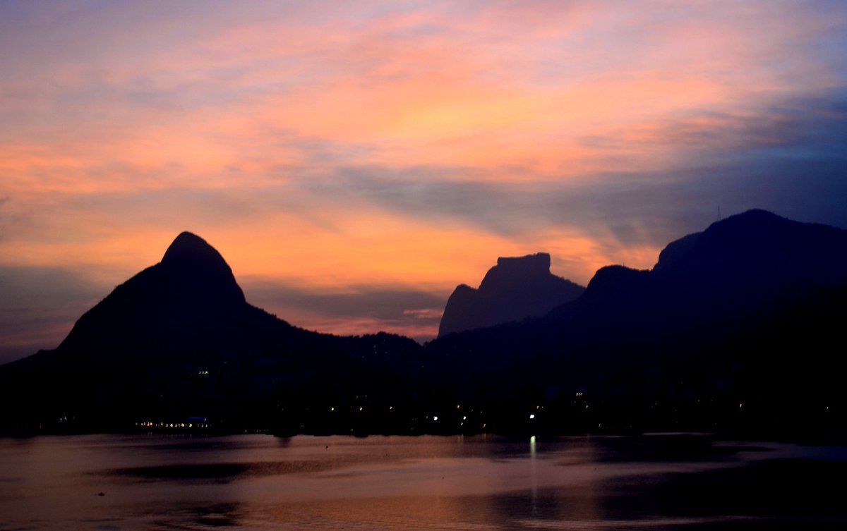 caduda's tweet photo. Um entardecer #lagoa #riodejaneiro 2020 https://t.co/kgiYpQU18Z