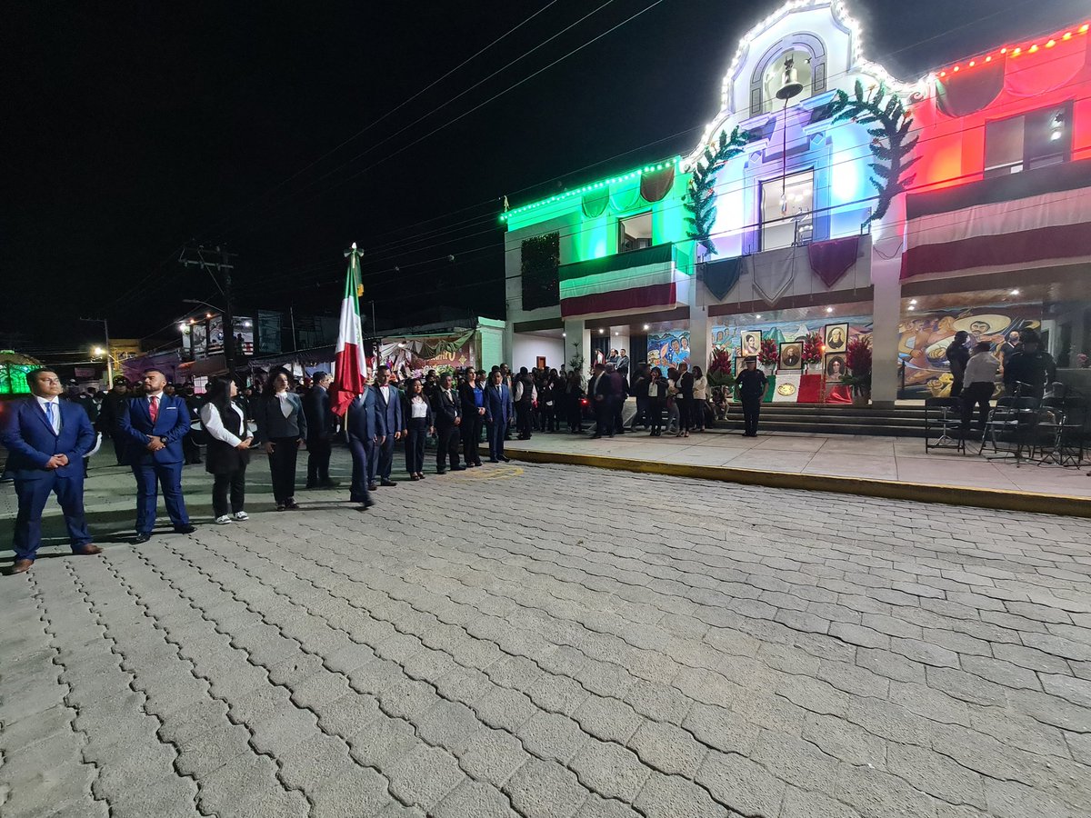 ToryLopezS's tweet photo. En el marco de la conmemoración del #CCXII Aniversario del Grito de la Independencia, esta noche junto con las y los integrantes del Cabildo Municipal de Santa Cruz Xoxocotlán, participamos en la Cabalgata Cívica y Grito de la Independencia.

¡VivaMéxico! 🇲🇽 https://t.co/kh6D9ncfbT