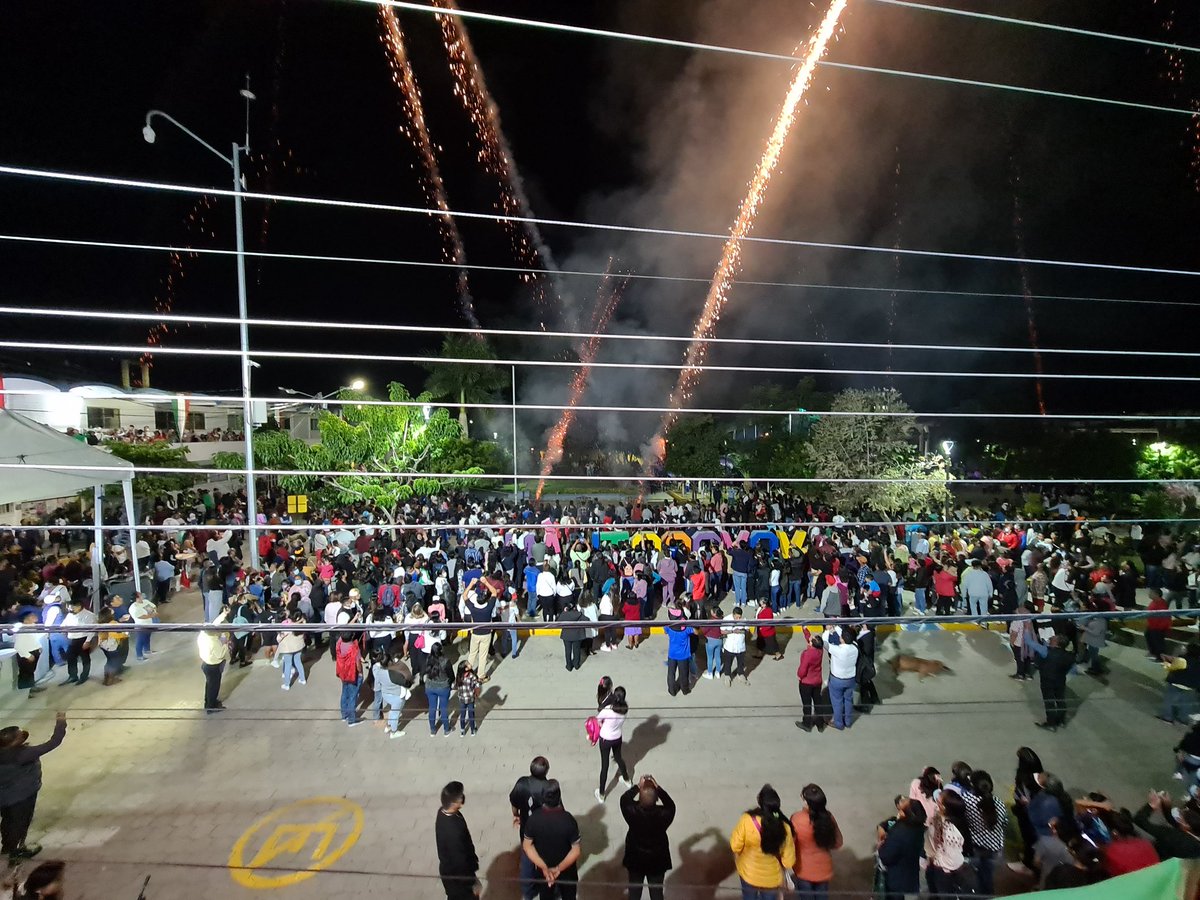ToryLopezS's tweet photo. En el marco de la conmemoración del #CCXII Aniversario del Grito de la Independencia, esta noche junto con las y los integrantes del Cabildo Municipal de Santa Cruz Xoxocotlán, participamos en la Cabalgata Cívica y Grito de la Independencia.

¡VivaMéxico! 🇲🇽 https://t.co/kh6D9ncfbT