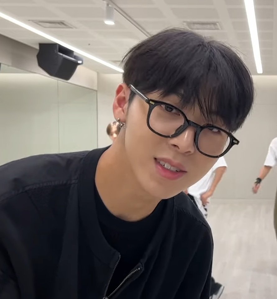 Anneyoup's tweet photo. อูชานกับแว่นคือที่สุดหล่อมากกหล่อที่สุด #WOOCHAN #traineeA https://t.co/jfcoK0UbDB