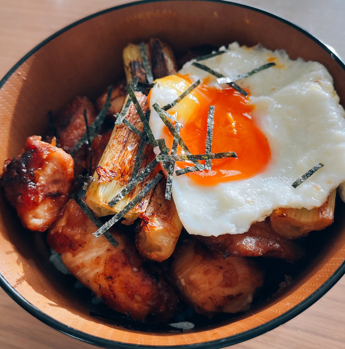 「焼肉のタレで味付けした焼き鳥丼ですわ 」|にくまんのイラスト