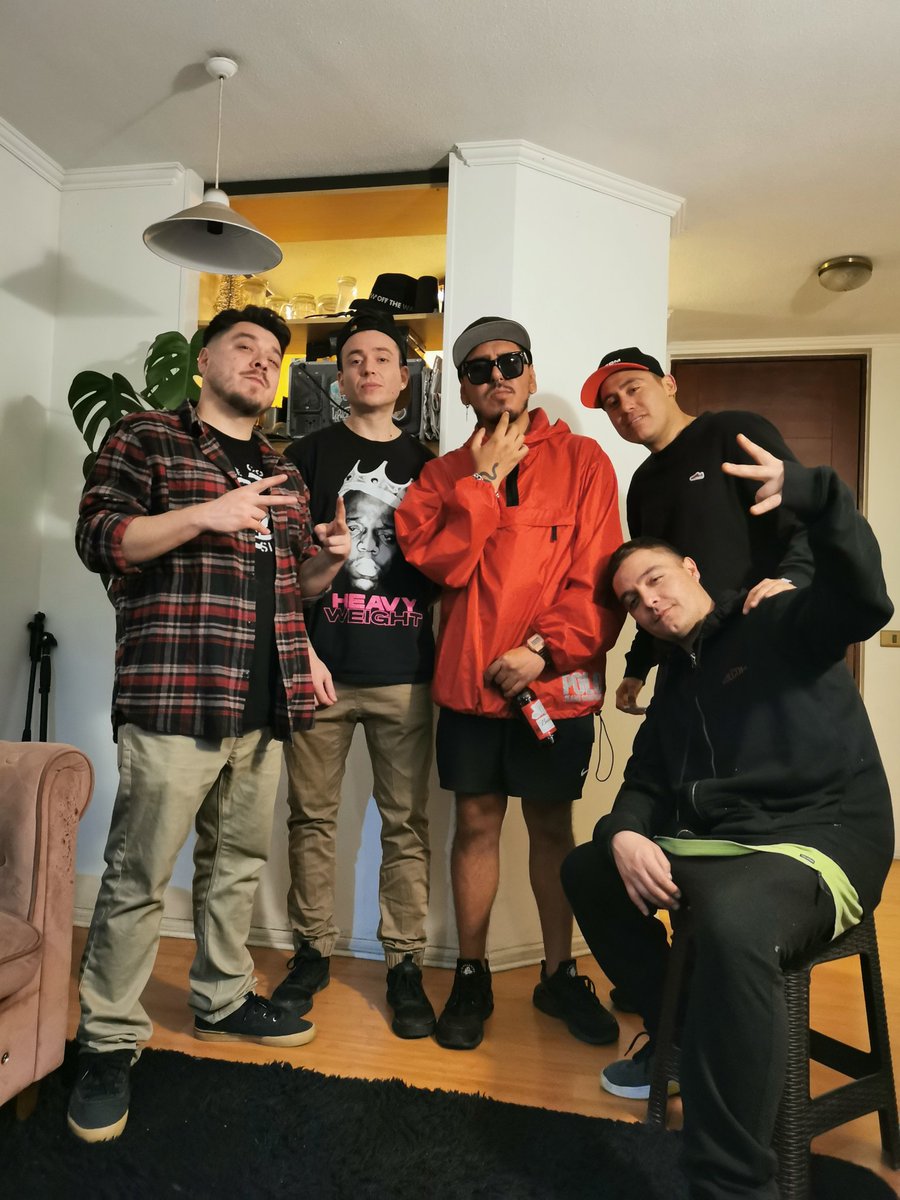 Ayer salió un video y hoy grabamos un tema nuevo, mañana? Velocidad crucero...

#fenixvol2