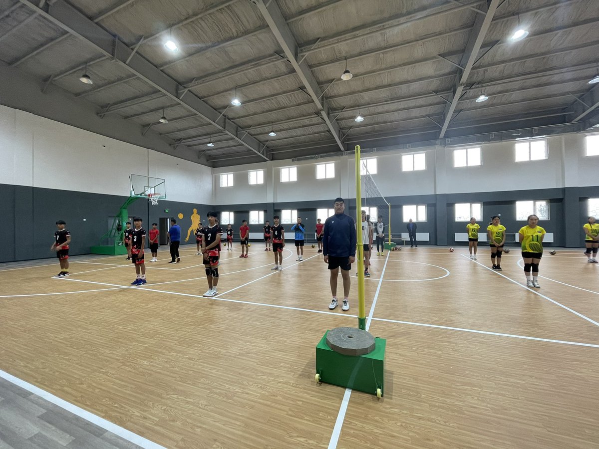 МАК-н 11.1 тэрбум төгрөгийн хөрөнгө оруулалтаар баригдсан Т.Бямбаа агсны нэрэмжит 960 хүүхдийн сургууль үнэхээр гоё юмаа. Дотроо лифттэй юм бн. Сургуульд тулгуур эрхтний бэрхшээлтэй нэг сурагч суралцдаг тул түүнд зориулан зургаа бага зэрэг өөрчлөн ийнхүү лифтийг хийж өгчээ.