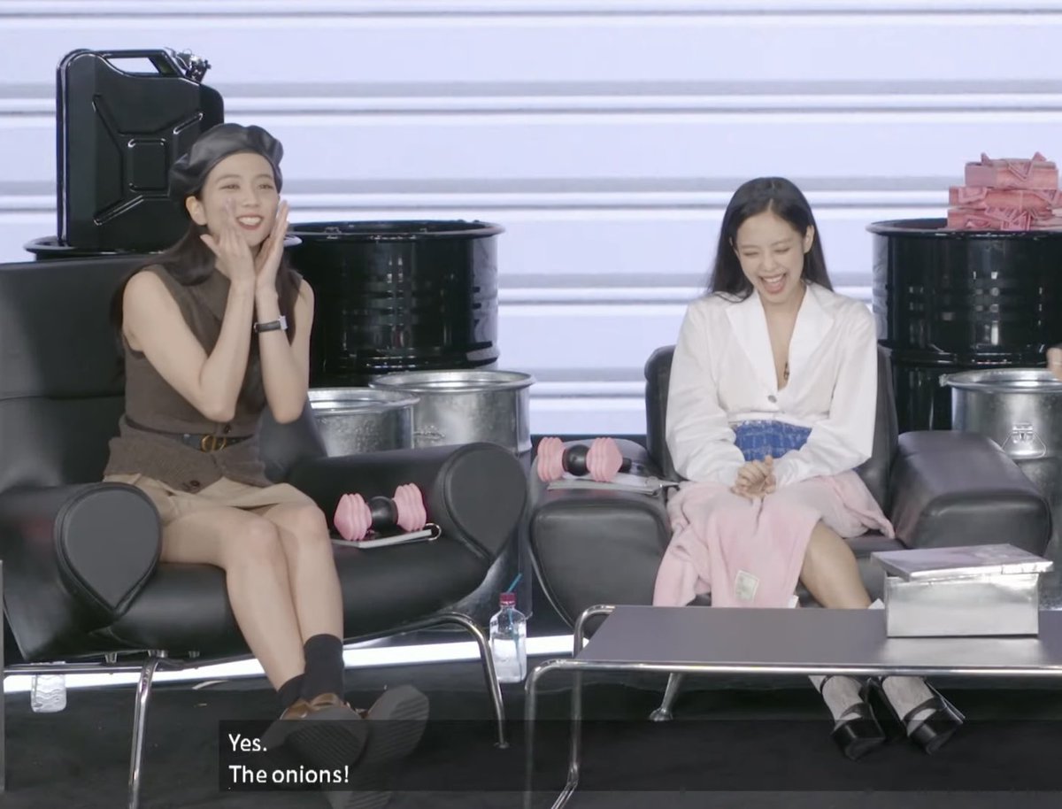jenlisafeed's tweet photo. jisoo will never let her forget this lol https://t.co/6ReAMxBVNW