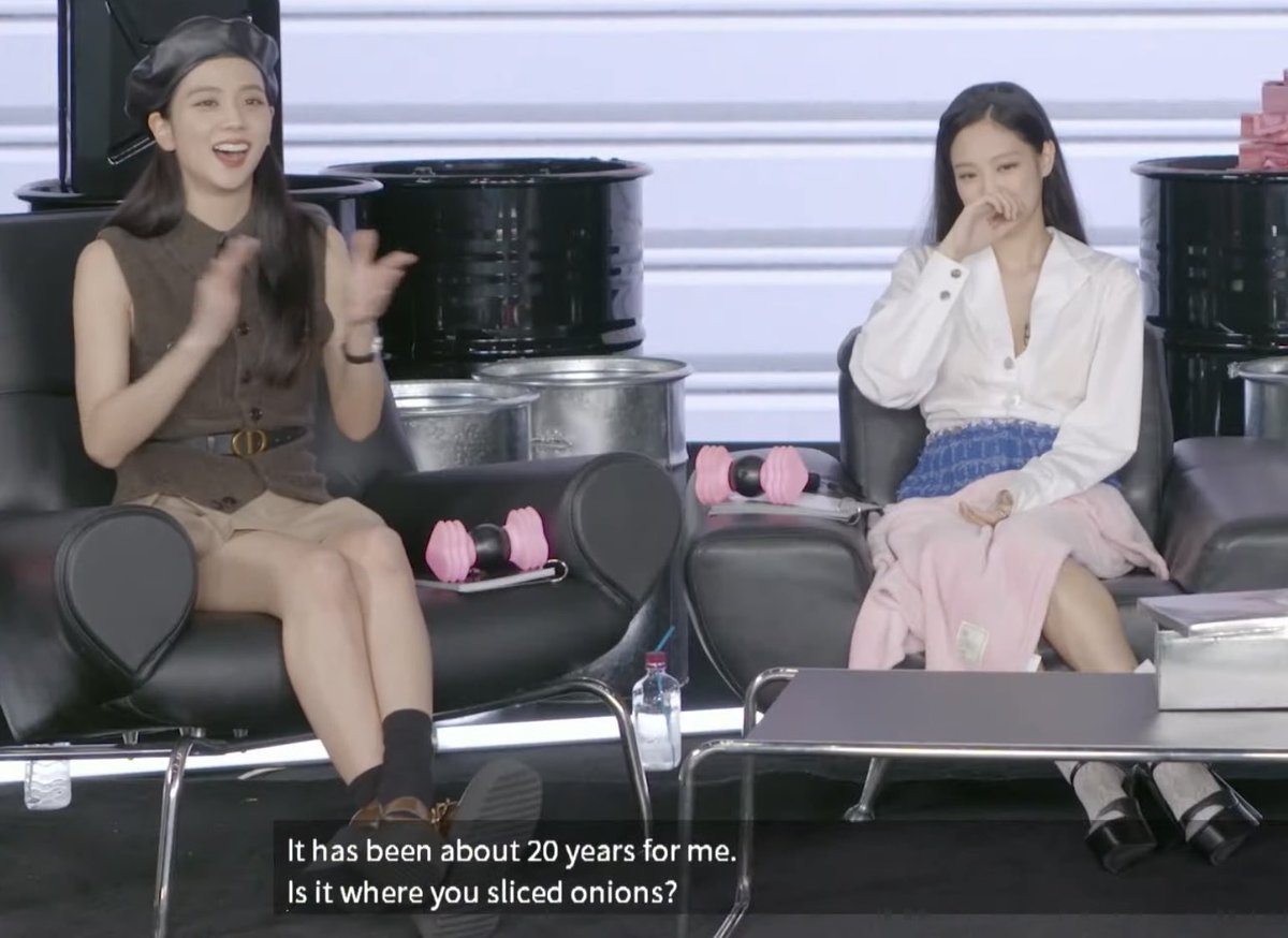 jenlisafeed's tweet photo. jisoo will never let her forget this lol https://t.co/6ReAMxBVNW