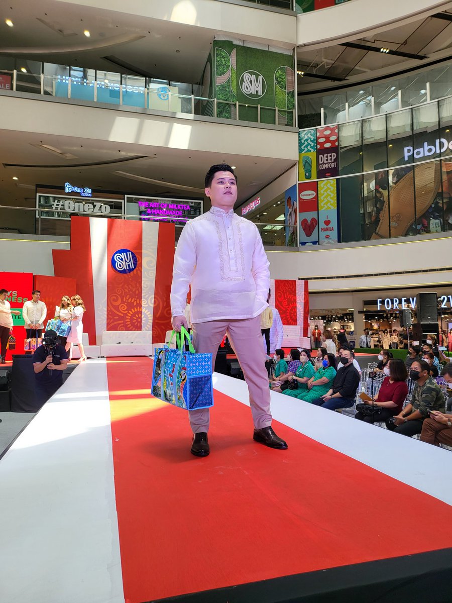 QCMayorJoy's tweet photo. Ang #VoteToTote ay isang epektibong paraan upang mas maipakita ng mga kababaihan sa lungsod ang kanilang mga talento at kakayahan. Higit pa rito, isa rin itong solusyon upang matugunan ang climate crisis, at maisulong ang sustainability sa lungsod. https://t.co/WmkTxlpUt2