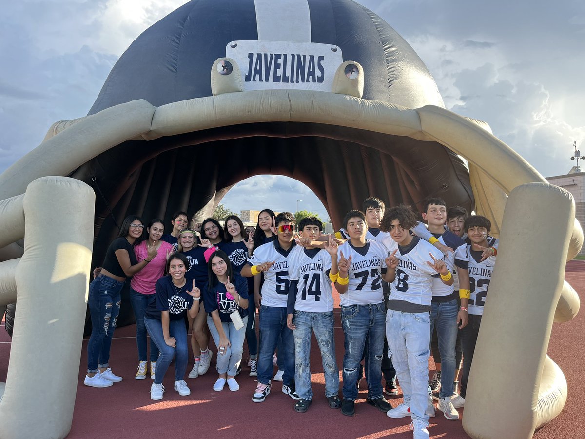 ladyjavelinasvb's tweet photo. The Lady Javelinas Volleyball program supports our varsity football team! #JavelinaNation #FearNoneConquerAll https://t.co/ih5L5A1CrH