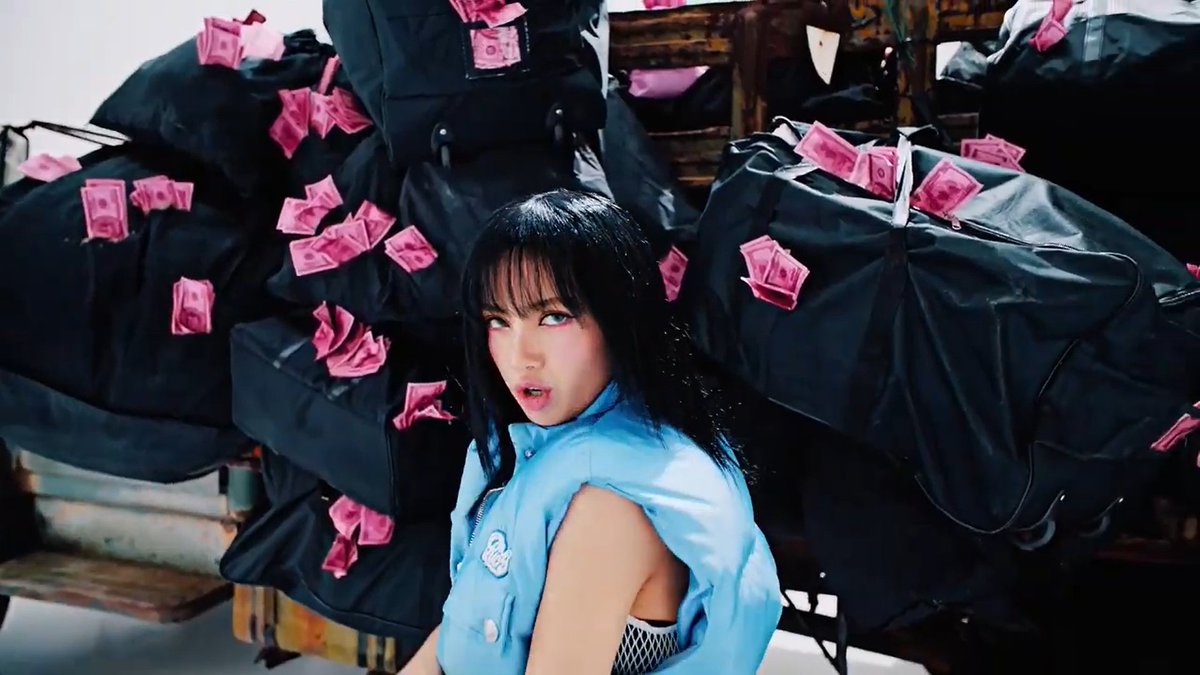 klohastppy's tweet photo. THE GIRLS ARE VERY STUNNING AND THE SONG IS SO AWESOME

SHUT DOWN OUT TODAY  #BORNPINKOutToday #JENNIE #ROSE #LISA #JISOO #SHUTDOWN https://t.co/gxApaOR0Wv