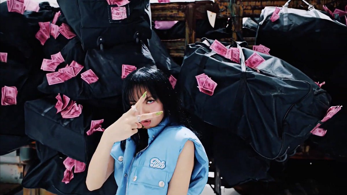 PopBase's tweet photo. BLACKPINK's Lisa in the ‘SHUT DOWN’ music video. https://t.co/IbTYlGcAAw