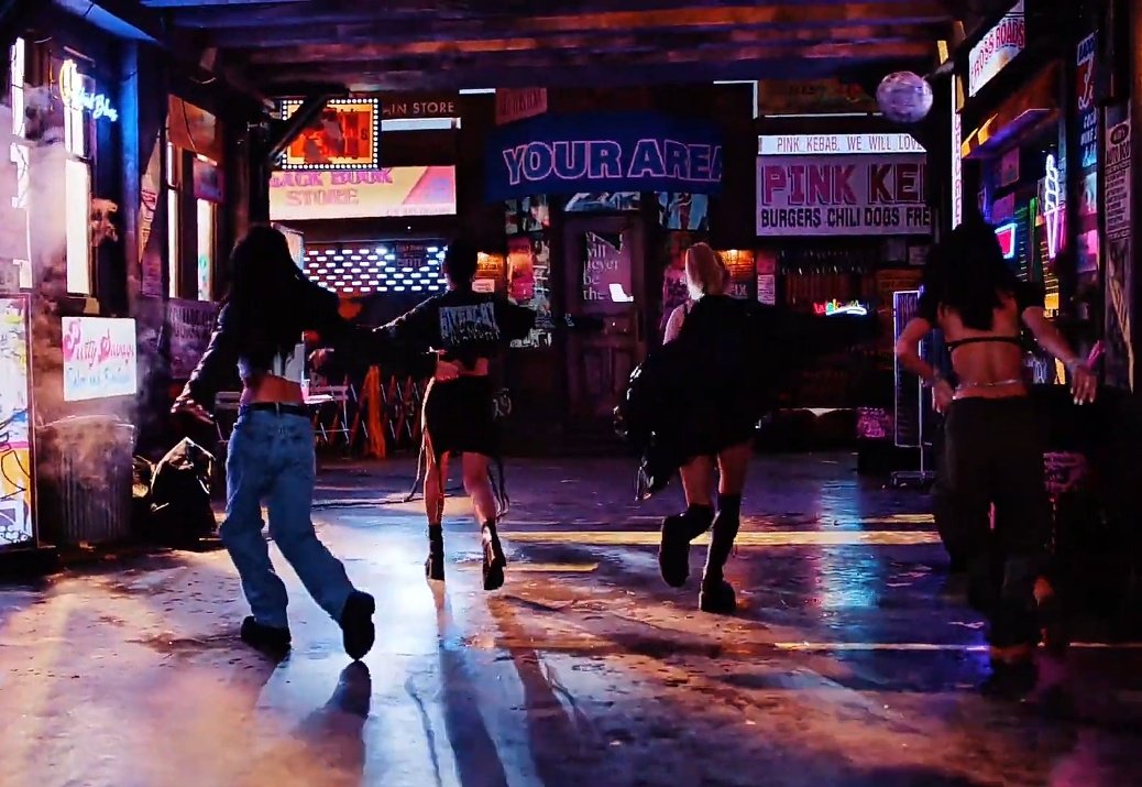 roseeetw's tweet photo. soy la única que algunas escenas les ha traído vibes de algunos MV tipo STAY, DDDD 

estoy llorando, me encantó

DEBORARONNNNN 

#BLACKPINK
#SHUTDOWNBLACKPINK https://t.co/okMBo373Sm