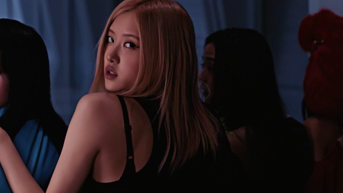 rosespics's tweet photo. ROSÉ IS THE HOTTEST https://t.co/KF8o0CbiLA