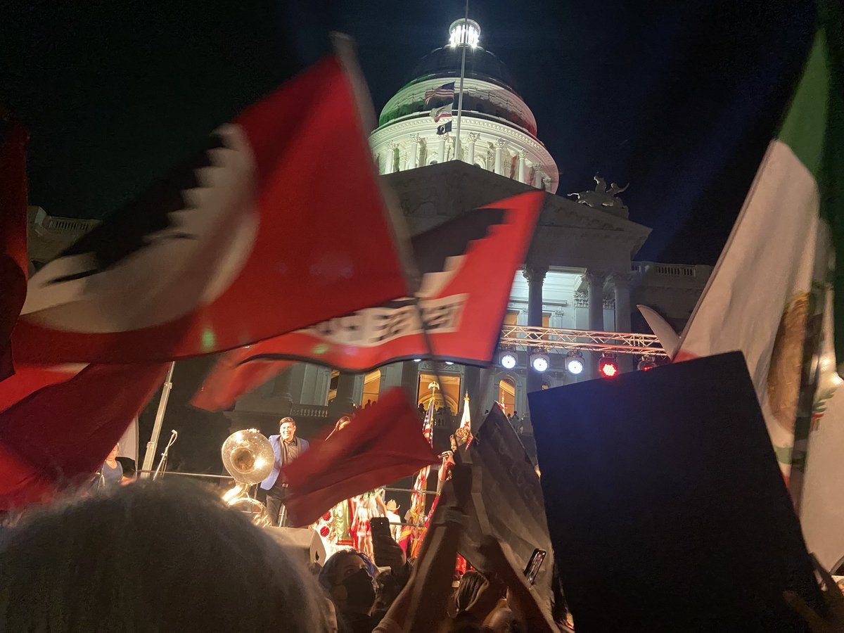 UFWupdates's tweet photo. Farm workers and supporters from UFW #AB2183 vigil are at El Grito on the Capitol steps sharing their message and asking for the crowds' support. Vivan los héroes! Vivan los campesinos! Viva Mexico! https://t.co/n0K7V5WxIN