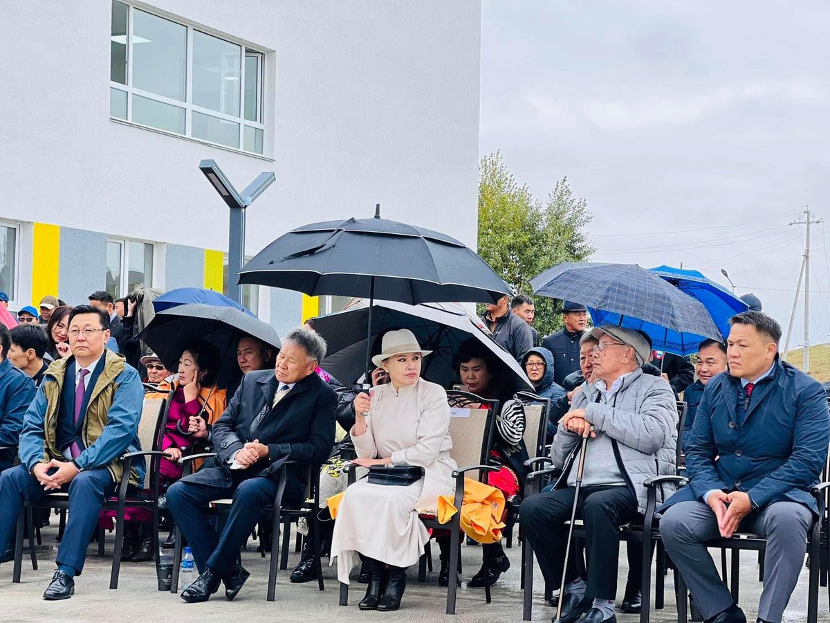 Сэлэнгэ аймгийн #Ерөө суманд 960 хүүхэд суралцах шинэ сургууль өндөр үүдээ нээлээ. 11.1 тэрбум төгрөгөөр ашиглалтад орж байгаа юм байна. Тус сургууль нь МАК-г үүсгэн байгуулагч #Нямтайширын аав Т.Бямбаагийн нэрэмжит болж байгаа юм байна. #МАК баярлалаа…👏👏👏