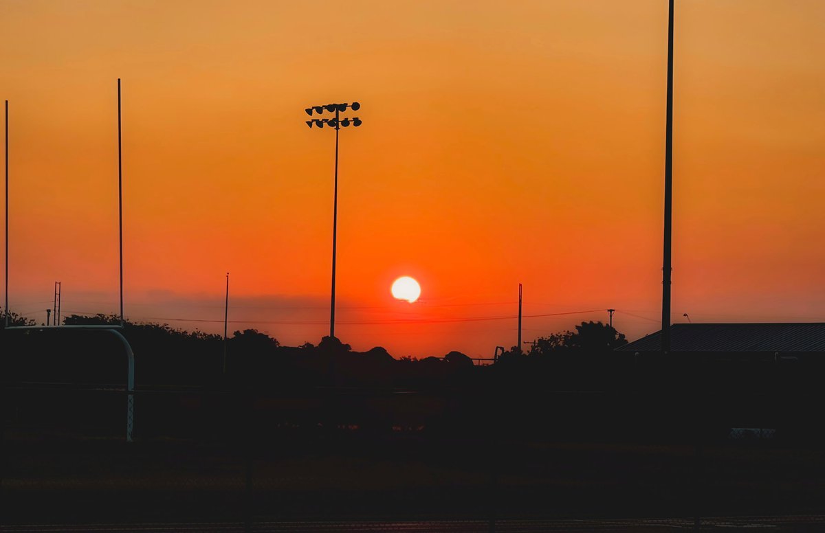 averagejillsip's tweet photo. Happiest Friday Eve DO!! Such a great #sunrise this AM ๐
#photo #morning #landscapephotography #earlypractice #enjoylife #PhotographyIsArt ๐๐ค https://t.co/S1GyZYXzOQ