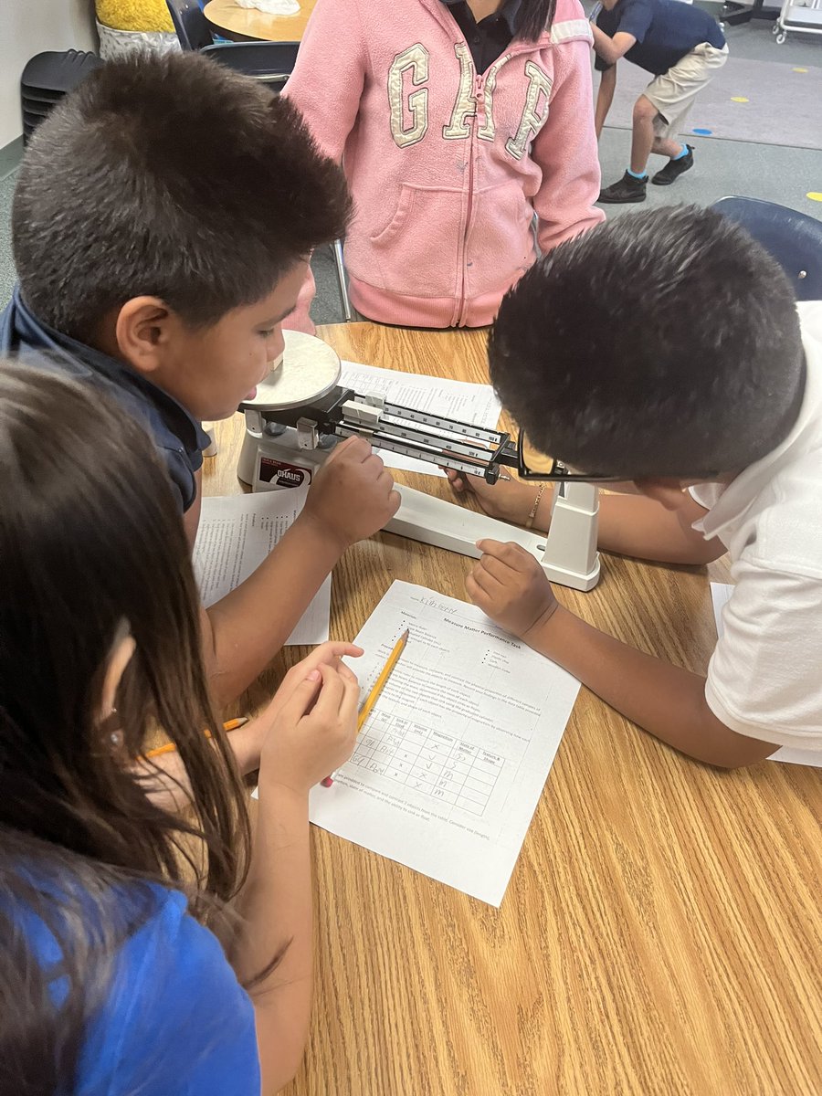 Martinezin3rd's tweet photo. Measuring different properties of matter in science today! 💚🦁@CarrolltonElem #4thgrade #CElionpride #cfbproud https://t.co/MQBtJyoQow