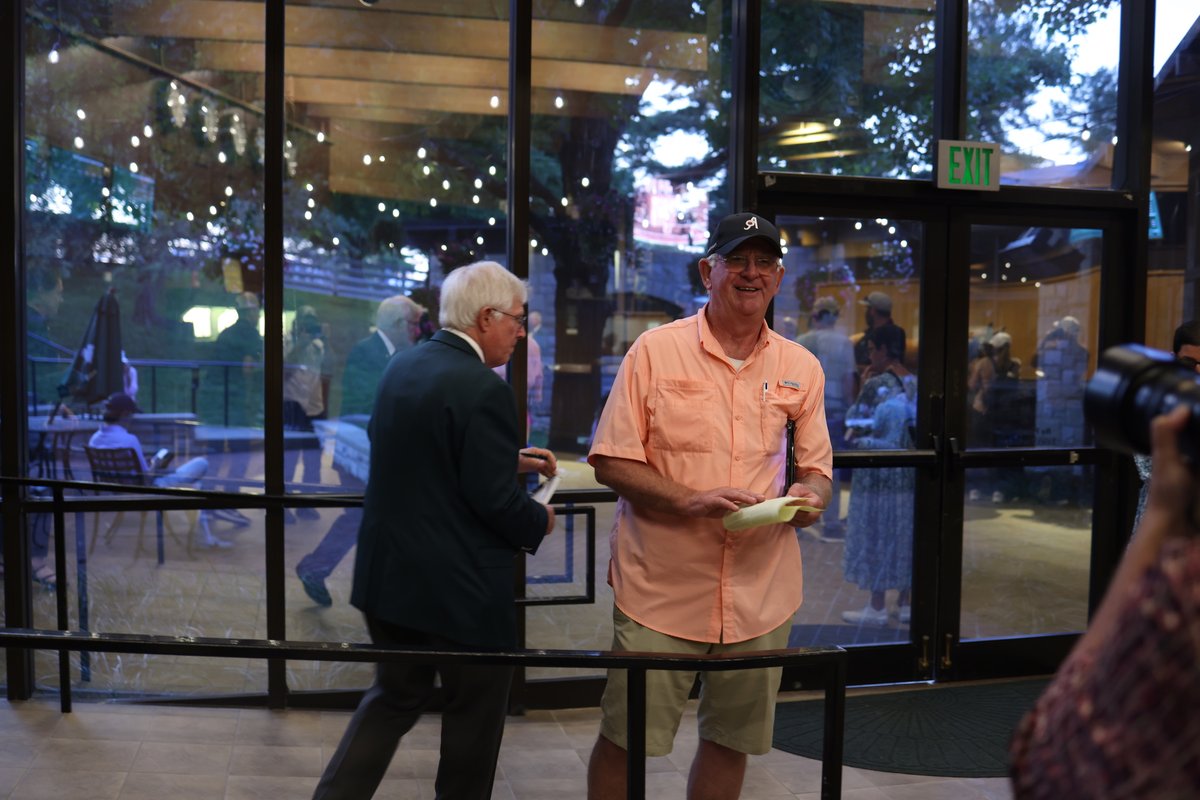 keenelandsales's tweet image. Hip 1086 a Gun Runner colt out of MGSW Malibu Player sells for $1.2 million from the @FourStarSales consignment, Mike Ryan signs the ticket. #KeeSept