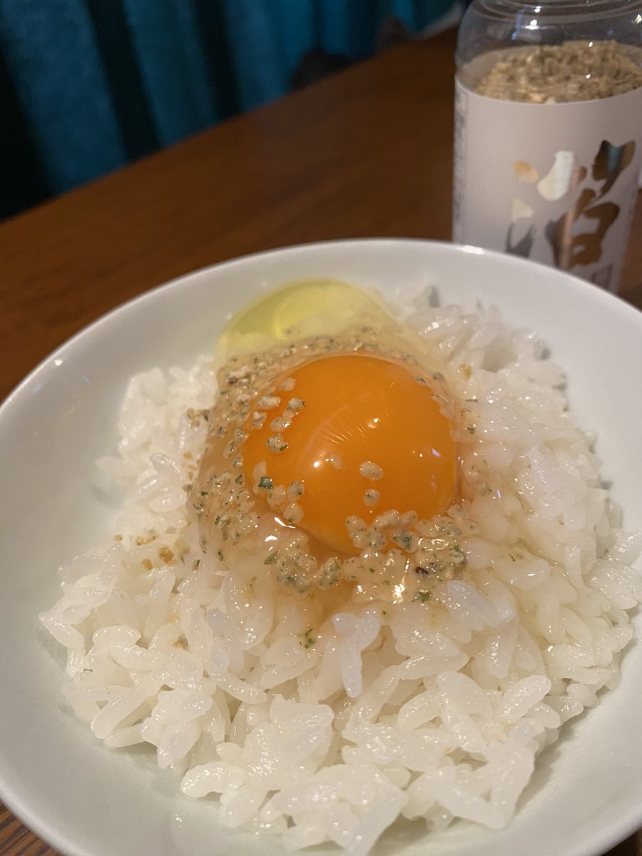 ushirocityaswa's tweet photo. 「卵かけご飯＋箔」で朝ごはん。
卵の旨味成分グルタミン酸と箔の旨味成分コハク酸の掛け合わせ…何度も食べてるけどこれ美味すぎるよ。 #箔 https://t.co/9abkgHYNYM