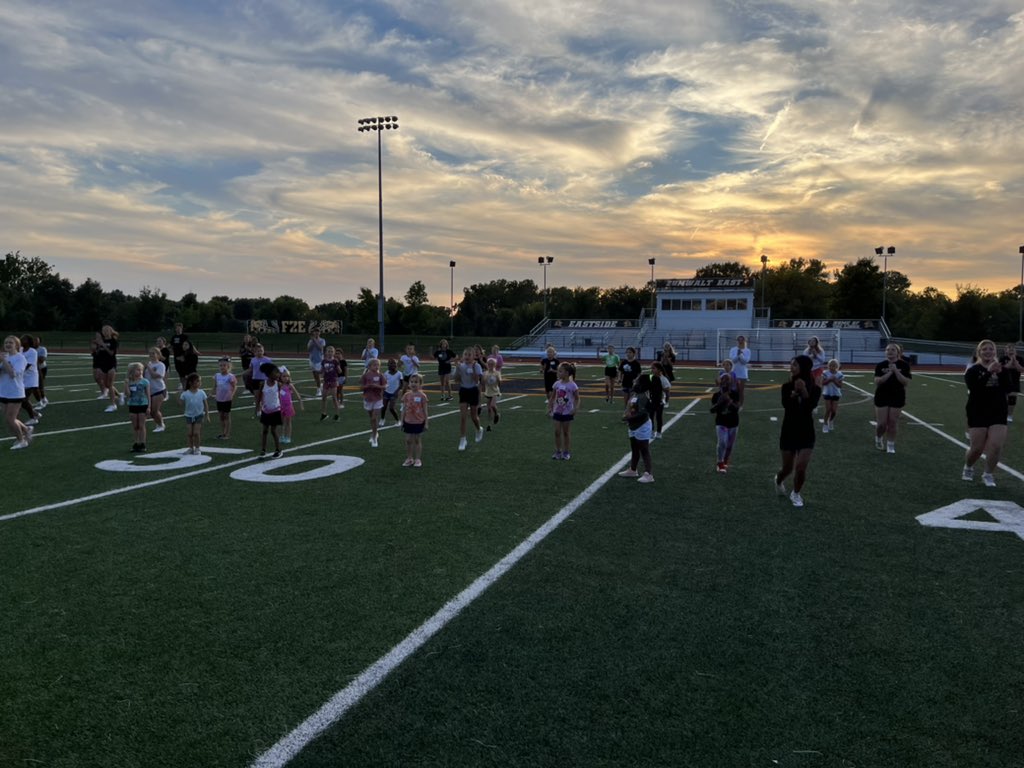 fzeactivities's tweet image. If this doesn’t make your heart happy, well we need to talk. Check out @fze_cheer putting on a clinic and getting this awesome group ready for tomorrow night! #manyprogramsonepridE