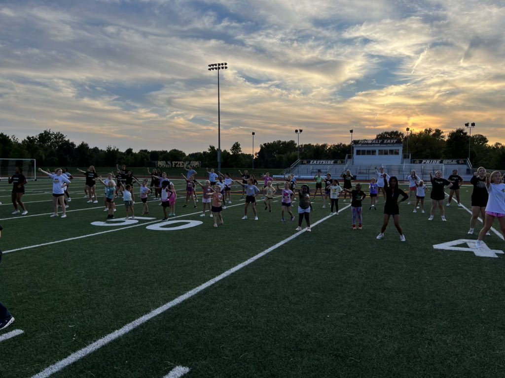 fzeactivities's tweet image. If this doesn’t make your heart happy, well we need to talk. Check out @fze_cheer putting on a clinic and getting this awesome group ready for tomorrow night! #manyprogramsonepridE
