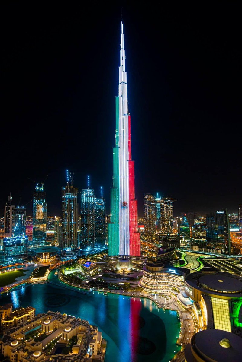 MexicoCiudadan0's tweet photo. La torre Burj Khalifa en Emiratos Árabes Unidos se ilumina con la bandera de México 🇲🇽 con motivo del aniversario de inicio de nuestra independencia. 

 ¡VIVA MÉXICO! 🇲🇽🎉🎊🎇 #MECMéxicoCiudadano #15DeSeptiembre #VivaMexico https://t.co/FC3z7I6BdJ