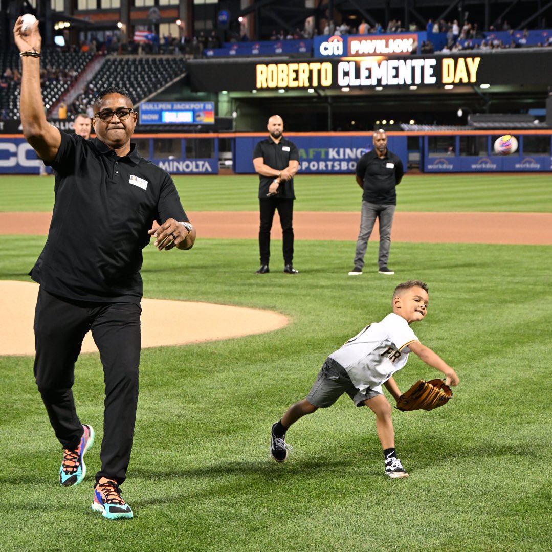 CitiField's tweet photo. A very special first pitch tonight. 2️⃣1️⃣

#ClementeDay | #LGM https://t.co/dJX5ohlirP
