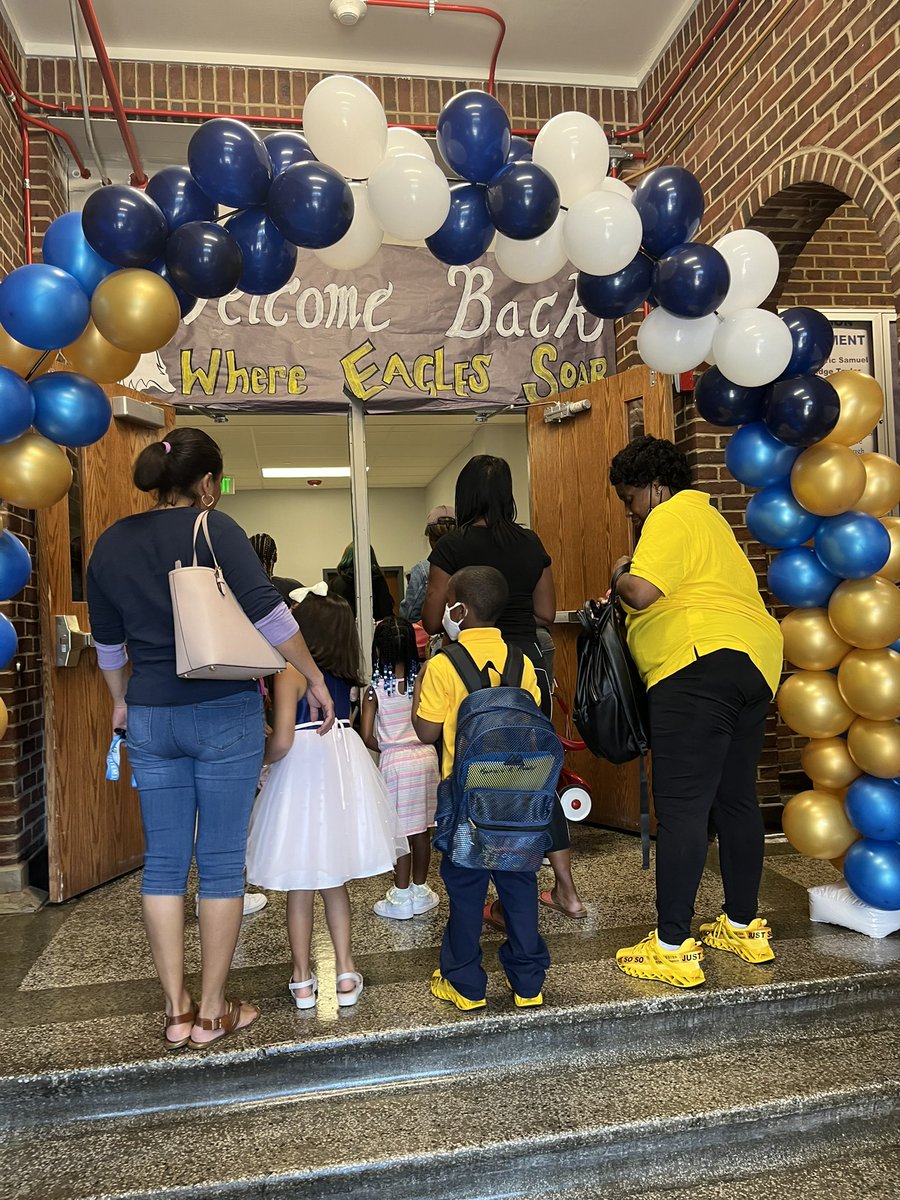 Historic122's tweet photo. The #122 Experience continues—Back to School Night was a SOARing Success! 📚📖🖍✏️@KingMark01 @bettyeadams7 @BMDschoolsPRguy @balcityschools @BTWKnights @SonjaSantelises https://t.co/4yFEmZjfBR
