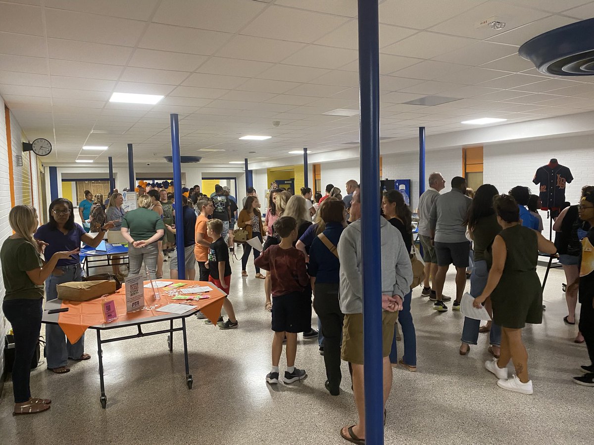 Our 6th grade open house was a huge success! It was great to meet so many families! Last stop of the night was our Bluefish Bazaar to learn more about clubs and activities. 💙🧡 #BluefishDreamersUnited #BluefishBelieve @LynnhavenMiddle @LynnhavenKramer @mcayscue @RichardPlank14