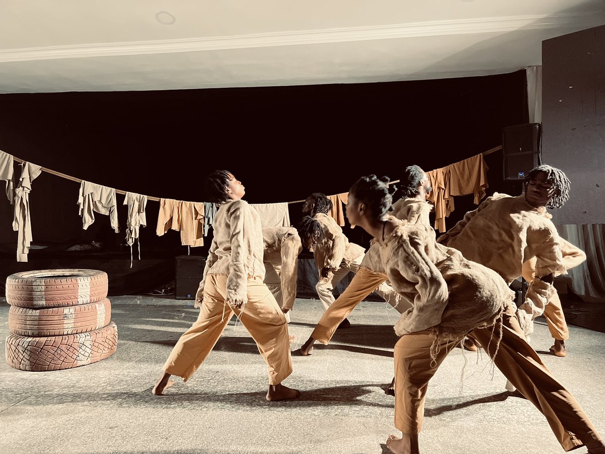 salmabanks_'s tweet photo. The highlight of my #KabaFest22 day 2 was this dance performance by the Mud Art Company. 

#shotoniphone #shotbyme https://t.co/AED9XeaDsT