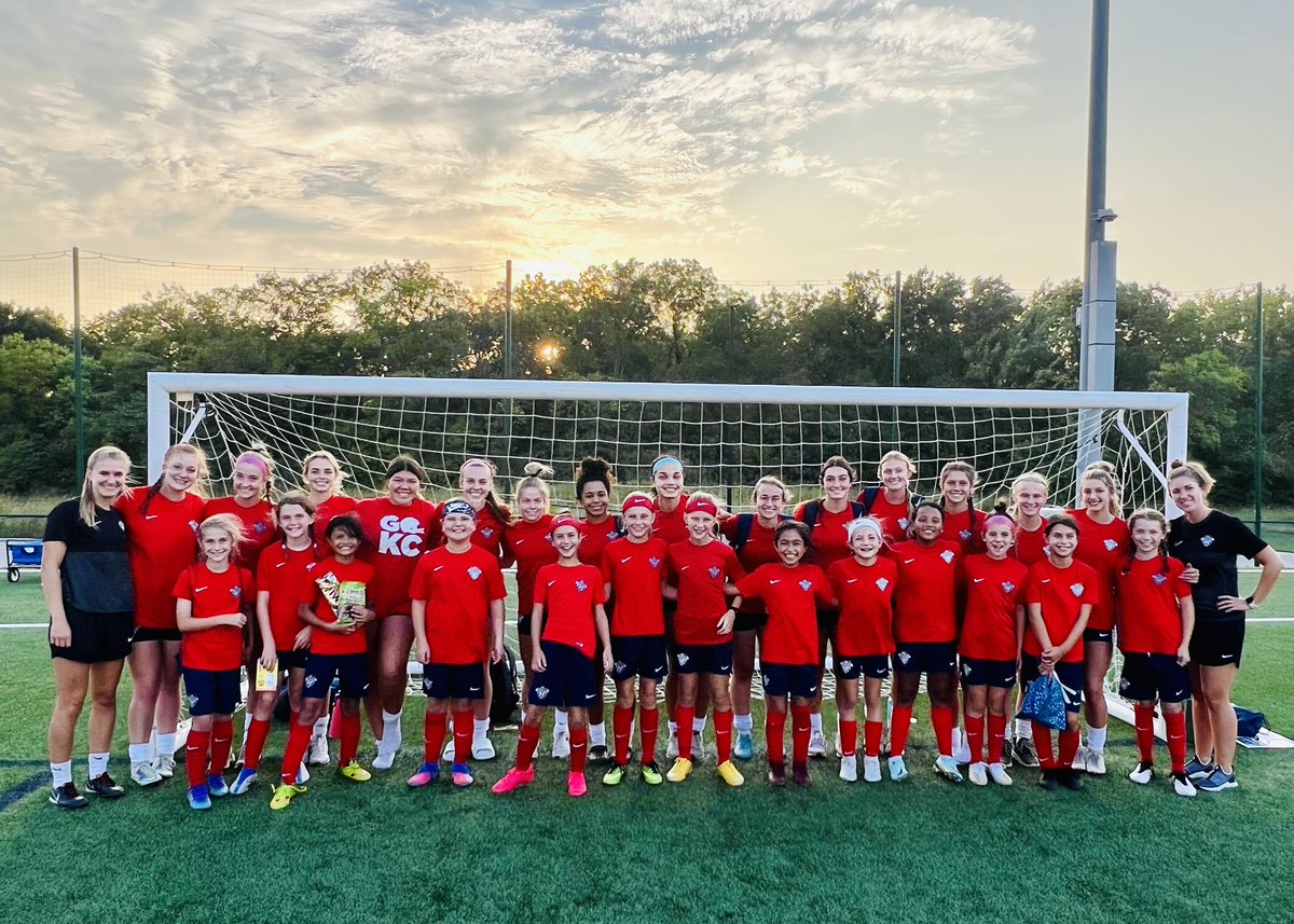 KCFusion12GGold's tweet photo. Last training session before we head to Iowa for TOURNAMENT WEEKEND!! 🙌🏻⚽️❤️ So grateful from support from our @kcfusionacad05G bigs that we love so much! @kcfusionsc https://t.co/iNSQG9cL2s
