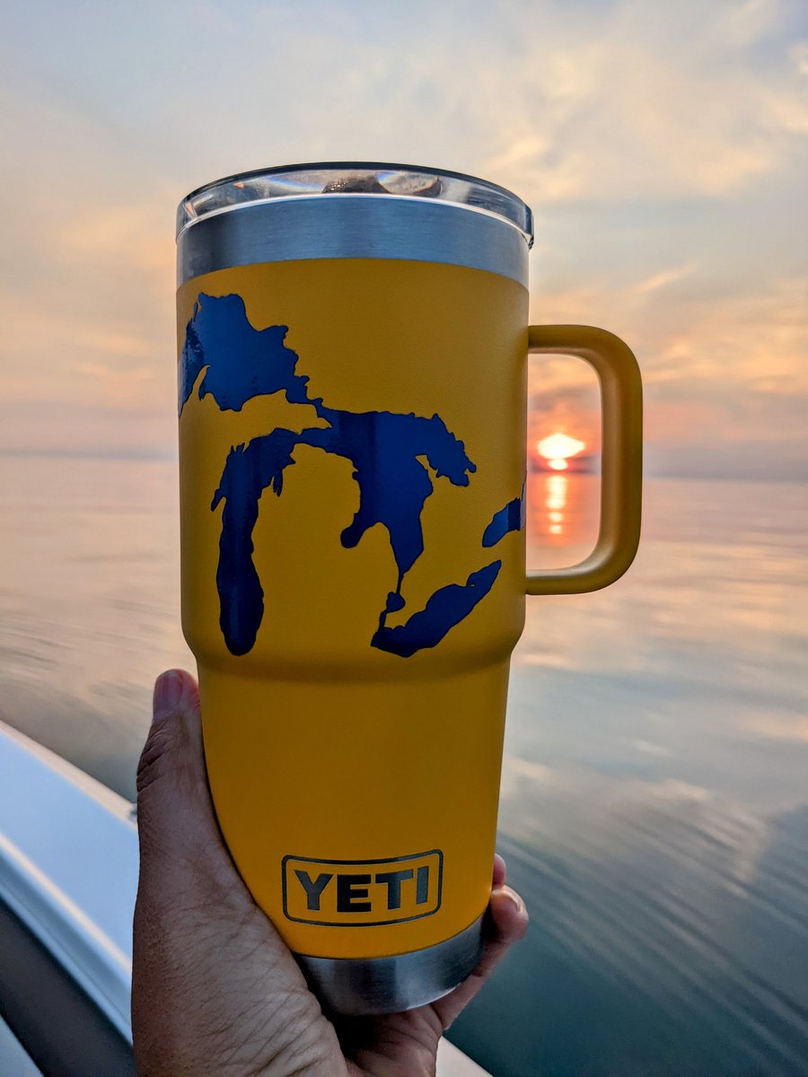 thaikat55's tweet photo. @YETICoolers ~ My Yeti always has a handle on the situation 😎🌞😜Cheers! 💛💛 #MichiganSunset #Yeti #BoatLife #SoHa #Sept2022 #MyVibe #LakeMichigan https://t.co/xxXK1Mremb