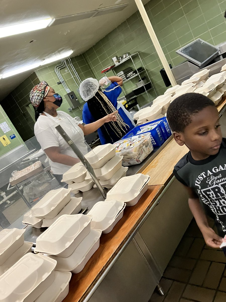 Historic122's tweet photo. The 122 Experience is enhanced because of our partners and families!! Thank you! @KingMark01 @BMDschoolsPRguy @bettyeadams7 @SonjaSantelises @BTWKnights @balcityschools https://t.co/ckj5LiOw9W