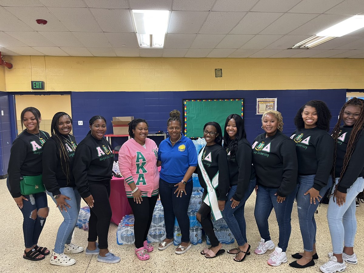 Historic122's tweet photo. The 122 Experience is enhanced because of our partners and families!! Thank you! @KingMark01 @BMDschoolsPRguy @bettyeadams7 @SonjaSantelises @BTWKnights @balcityschools https://t.co/ckj5LiOw9W