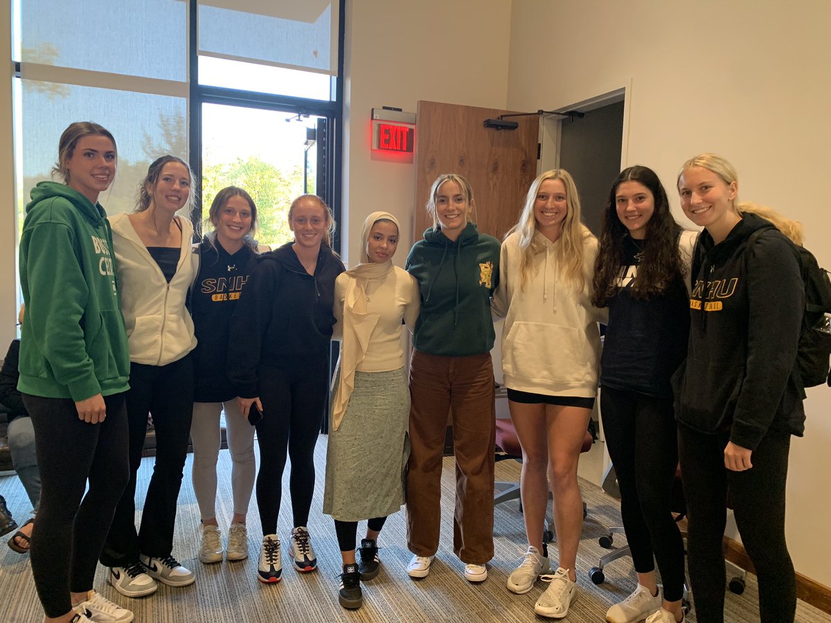 CoachPinkosSNHU's tweet photo. “Let Noor Run!” is a powerful story & has impacted many Muslim women & girls! Thank you Noor for visiting with us and and to all at SNHU (Doug, Ellie, Kayla, Beth and the WC) for empowering @SNHUWBB and all our student athletes who attended!! #LETNOORRUN #FindAWay #titleIX #snhu https://t.co/UdRuFm2H9o