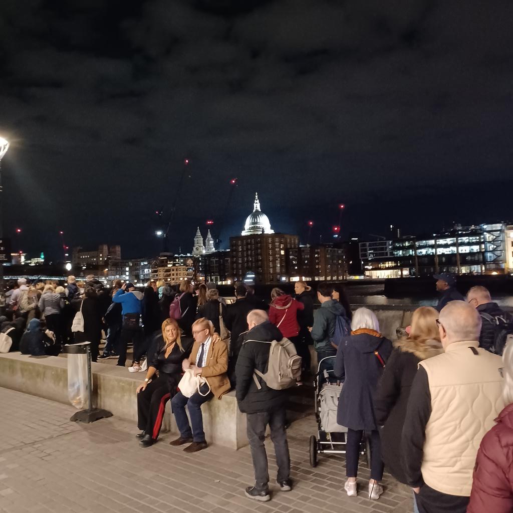 therthonsird's tweet image. Getting closer! #lyinginstate #lyinginstatequeue