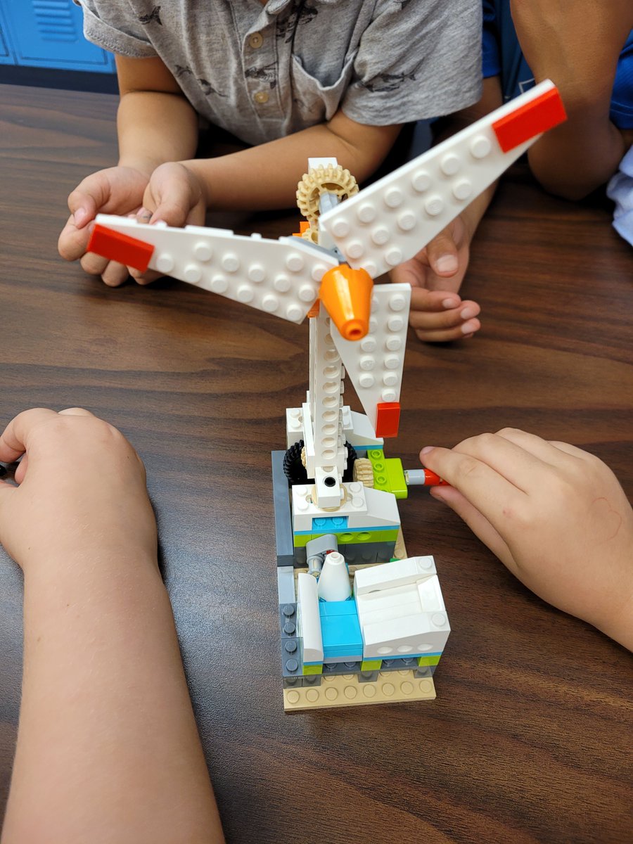 Mr_Rickli's tweet photo. Making power producers and power consumers through teamwork and legos! Go FLL Explore Chelsea. @NorthCreekElem @SouthMeadows5  @ChelseaRobots https://t.co/jukjZYhwgd