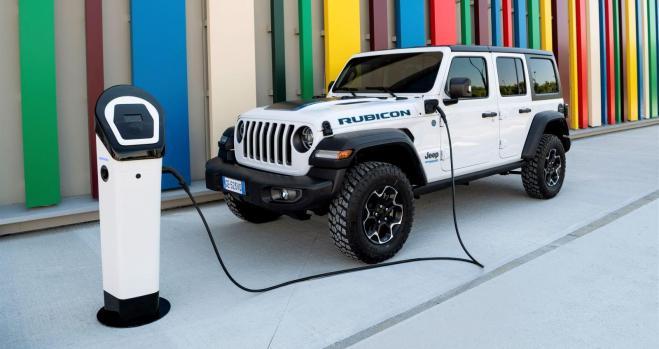 CocheGlobal's tweet photo. 🚘 #CarReviewRating
El Jeep Wrangler también se electrifica con la versión híbrida enchufable 4xe. Ana Montenegro nos explica sus primeras impresiones https://t.co/VJ6X54rikH https://t.co/hH0kT9dMJ3