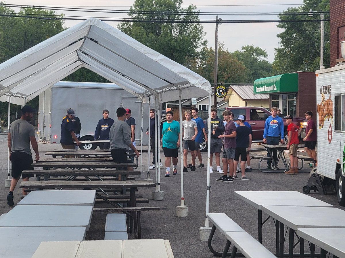 SamHrnndz's tweet photo. @TomahawkFB got to help our local VFW set up their tent for Fall Ride weekend. Tons of hands made for short work after practice tonight!
#gohatchets #proveit https://t.co/zZZkHY7rwI