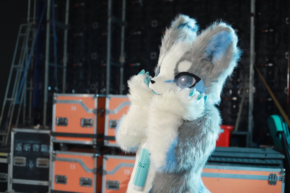 #FursuitFriday
（探头）你的小可爱突然出现(*≧ω≦)