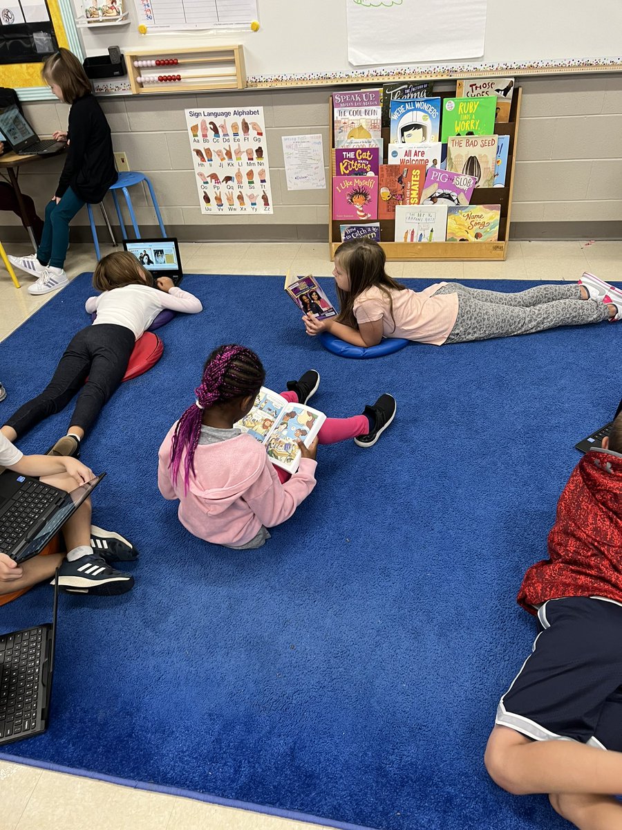 MissMondayTeach's tweet photo. Reading time always makes me happy 📚😊 https://t.co/YpEM8Vee79