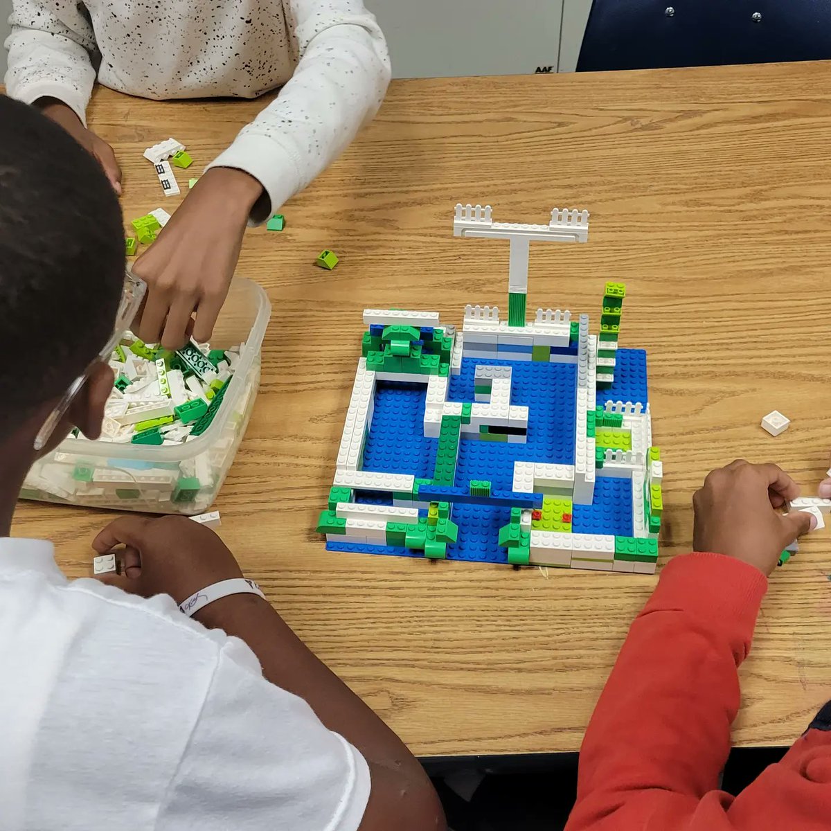tiffjaysmiles's tweet photo. #STEM Our 5th graders created mazes for hexbugs to play in. "If at first, you don't succeed, try, and try again." They learned so much today. It was noisy, but the excitement was pleasant. #artteacher #STEMEd #hexbugs #Stemtember https://t.co/0coIxBRSo9