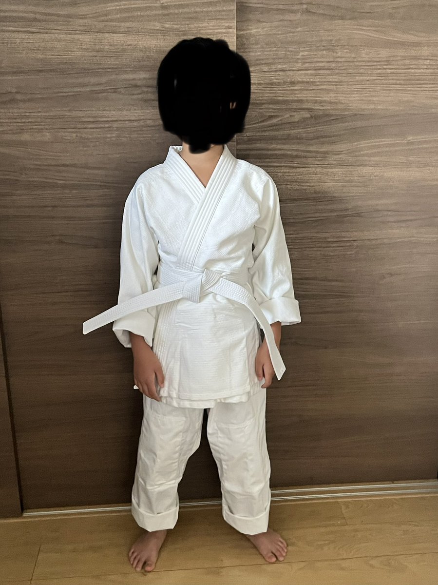 息子が空手を始めるのでヤフオクで道着を購入したんだけど
((o(＞皿＜)o))ｷｨｨｨ!!

やったやっちゃった！
これ柔道着じゃんかぁ！！！