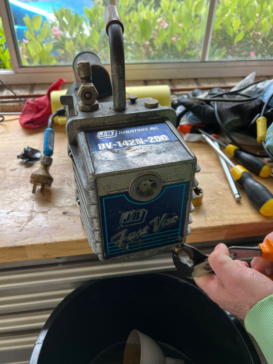ServicesVacuum's tweet photo. Fixing a few HVAC pumps this week at Australian vacuum #vacuumpumpservice #vacuumspares #javac #shark @Kunnykun @ServicesVacuum https://t.co/rMbL9ghwMh