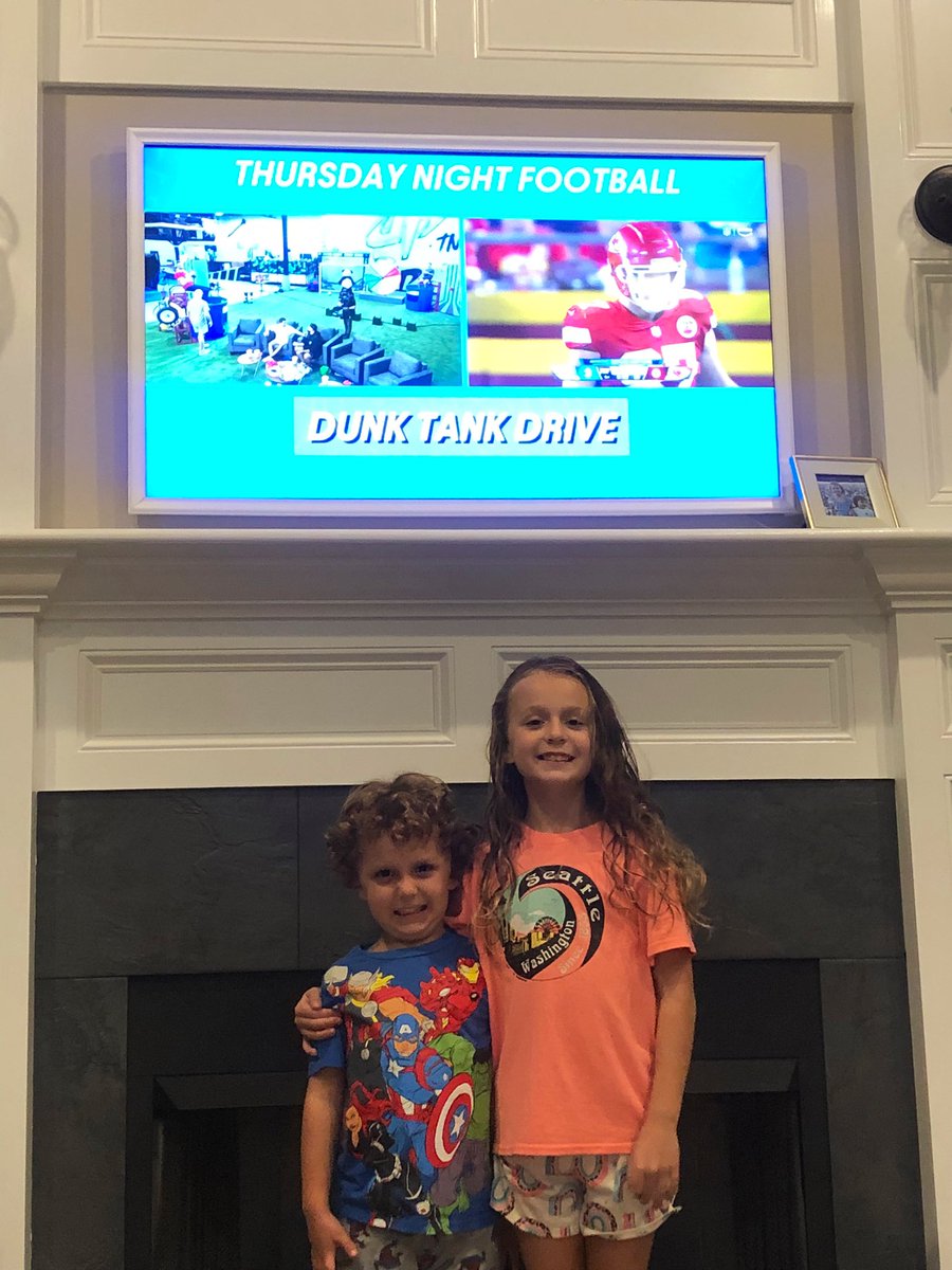 Thomas_Hanner's tweet image. Hey @DudePerfect, I bet you won’t show these knuckleheads on the TNF big screen!  #tnfdudeperfect