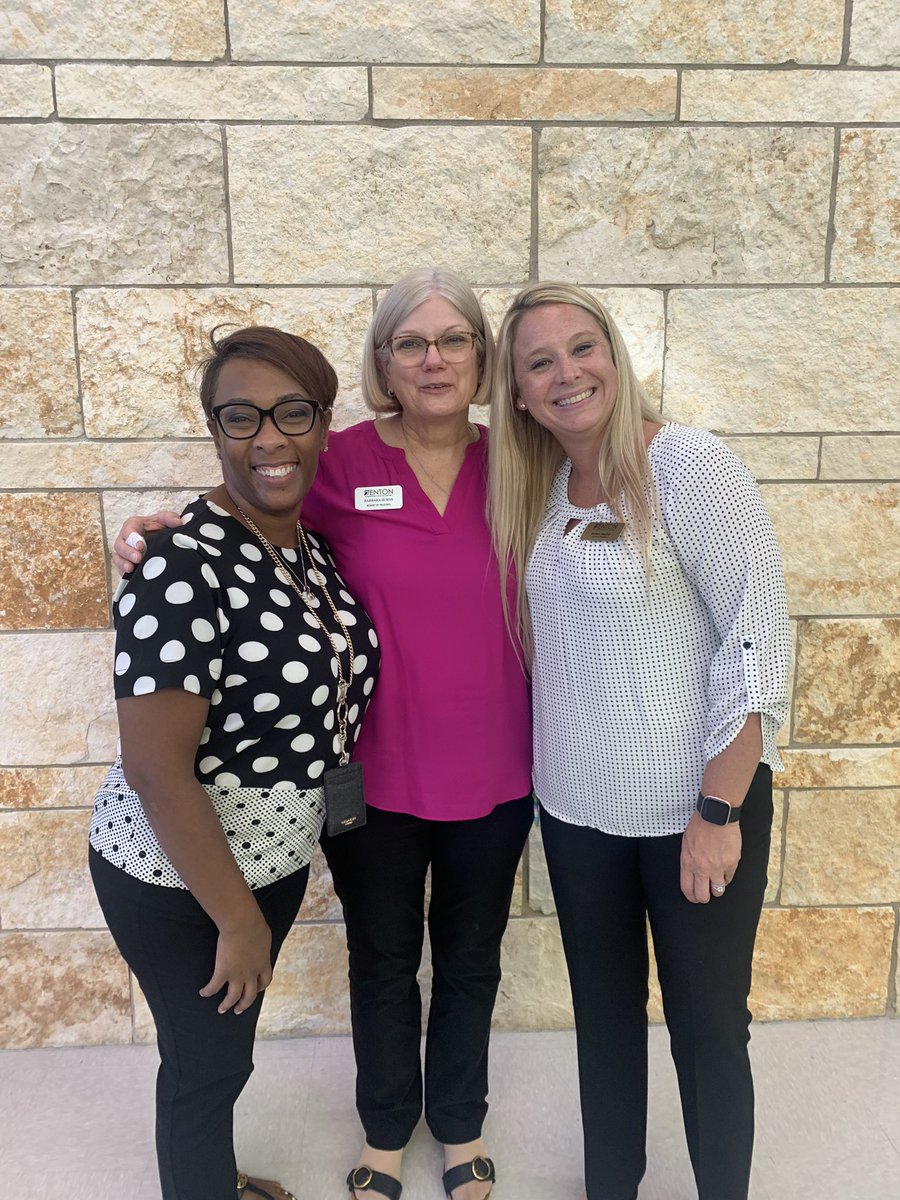 KarstenMitchell's tweet photo. Great turnout tonight at our Literacy Night! Special thanks to all our parents for the partnership in your child’s learning @UnionParkElem! Parents engaged in learning, students engaged in literacy and all enjoyed our book fair! @LorenaS85614044 @BarbaraKBurns #RootedTogether https://t.co/q9CmmmVVH3