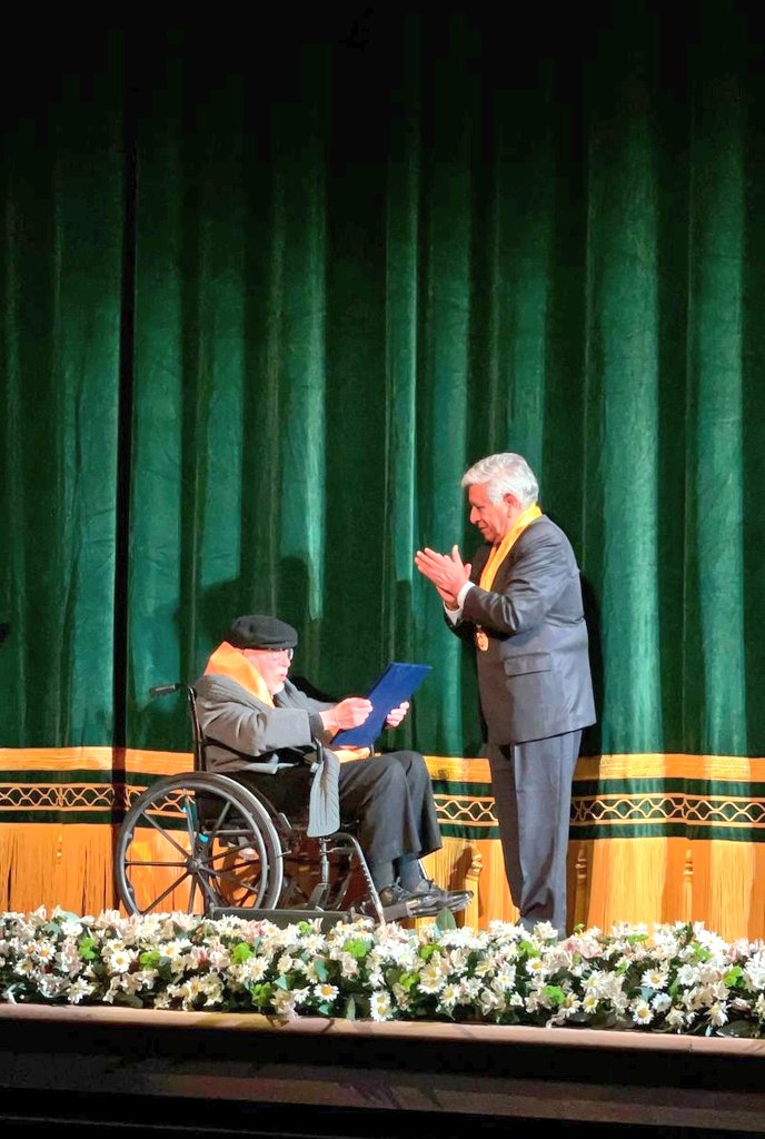 MuniLima's tweet photo. 📷 Alcalde de Lima, Arq. Miguel Romero Sotelo, entrega la Medalla de la Orden  Mérito en el Grado de Gran Cruz al arquitecto Adolfo Córdova Valdivia en reconocimiento a su destacada trayectoria profesional y aporte al progreso y desarrollo del país. #TeatroSeguraReapertura https://t.co/s4rZKy0G84