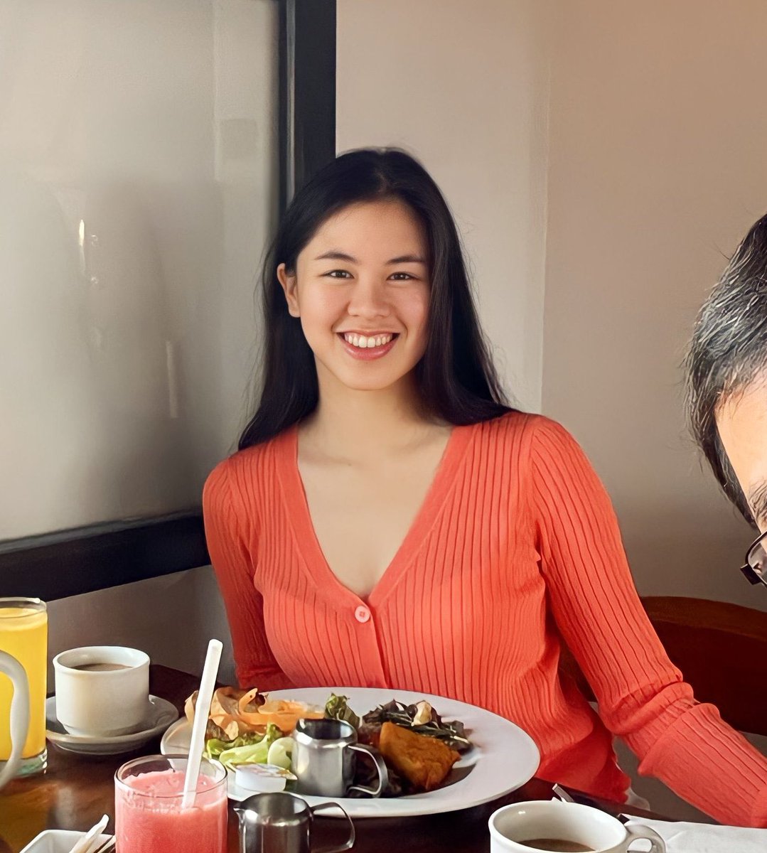 just look how happy she is living her own life <3

#KissesDelavin
