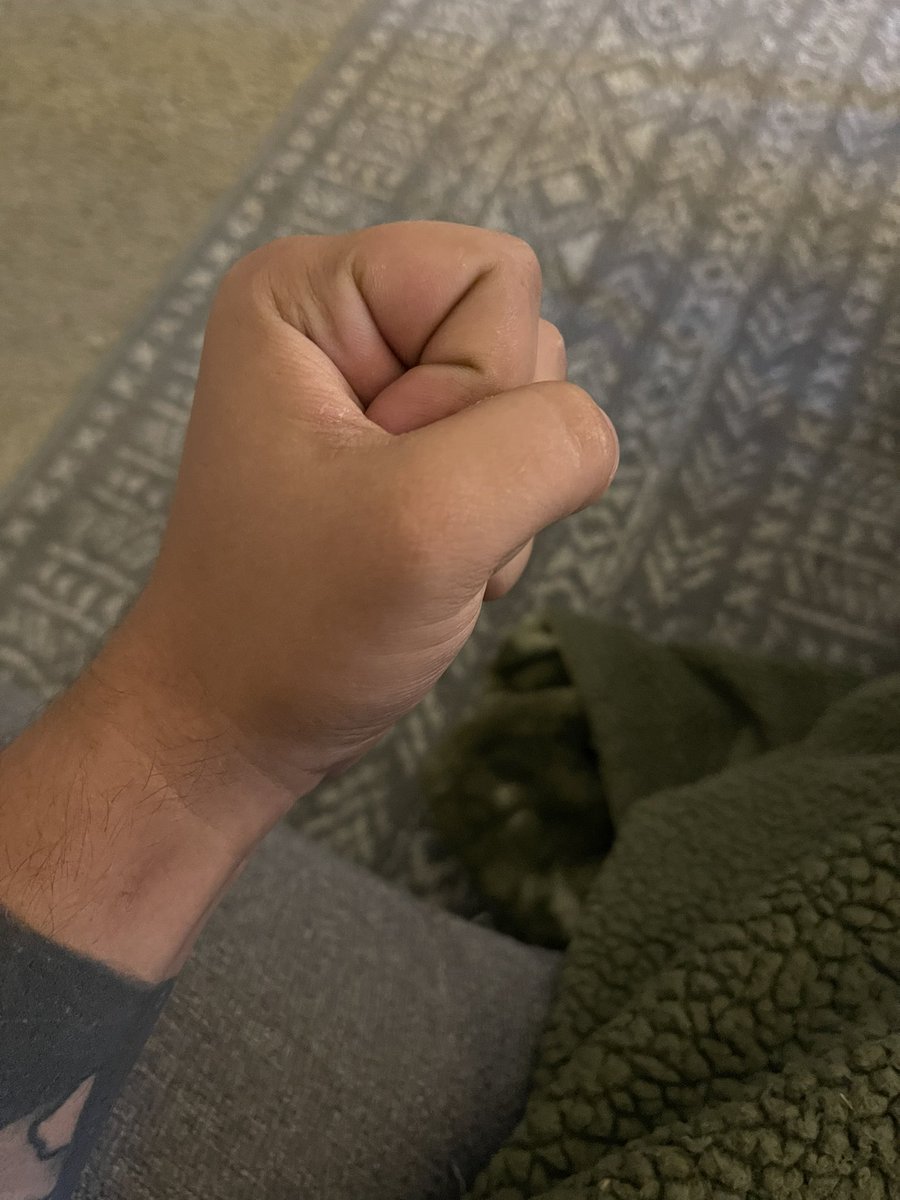 HFStoner17's tweet photo. So if I’m holding this lighter on the left. Then am I holding my hand on the right? https://t.co/tfgqY6oQ4g