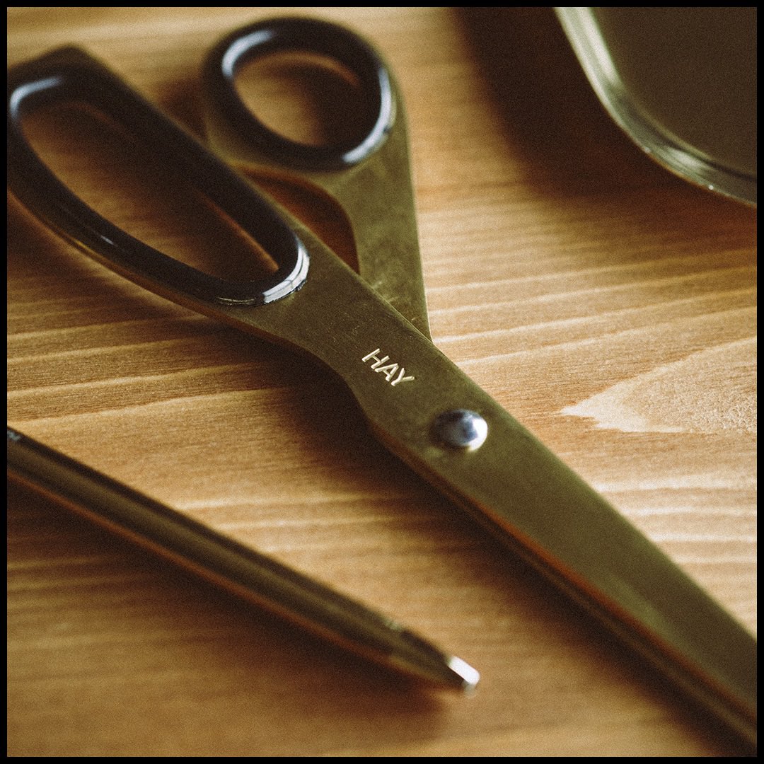 haconiwa_t's tweet photo. お気に入り💡
HAY
・SCISSORS
・BULLET
・TRAY S
-
#hay #haydesign #stationery #stationerylover #pen #scissors #tray #gold #文房具好き #ペン #ハサミ #nostalgy #still_life https://t.co/Gb4CdH6yn5